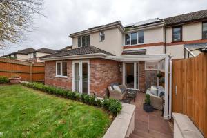 a home with a fence and a yard at The Cambridgeshire in Newmarket