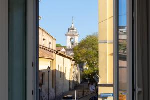 desde una ventana de una calle con una torre del reloj en Colosseum Holidays - San Giovanni in Laterano, en Roma