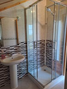 a bathroom with a sink and a shower at La alacena de Jose y Rosi in Güéjar-Sierra