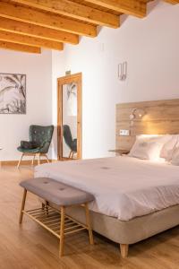 een slaapkamer met een groot bed en een stoel bij ANJ Alojamientos in Guadalupe