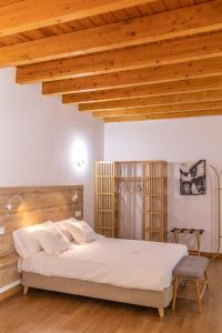 1 dormitorio con cama y techo de madera en ANJ Alojamientos, en Guadalupe
