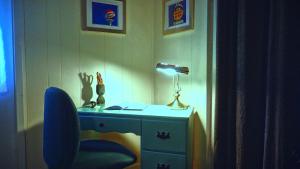 Habitación con escritorio, silla y lámpara. en Reef Dreamer Artist’s Retreat, en Gulf Breeze