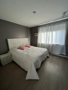 Postel nebo postele na pokoji v ubytování Lovely 1-bedroom apartment with free parking space