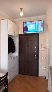 Habitación con puerta y TV en la pared en Gold Baku, en Baku