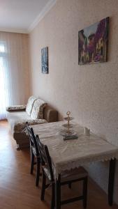 - un salon avec une table, des chaises et un canapé dans l'établissement Gold Baku, à Baku