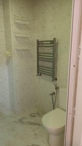 baño con aseo blanco en una habitación en Gold Baku, en Baku