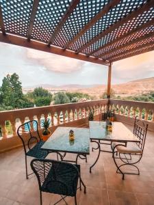 ララ・タクルクストにあるLes terrasses du Lac Marrakechの眺めの良いパティオ(テーブル2台、椅子付) +97枚の写真