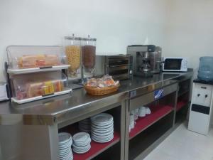 a kitchen with a counter top with plates and a counter top at Hostal El Val in Alcalá de Henares