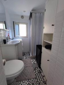 een badkamer met een wit toilet en een wastafel bij Rainbow House in Catania