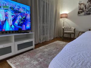 Telewizja i/lub zestaw kina domowego w obiekcie Louis & Elza Old Town Romantic apartments
