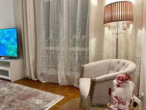 Telewizja i/lub zestaw kina domowego w obiekcie Louis & Elza Old Town Romantic apartments