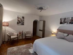 Łóżko lub łóżka w pokoju w obiekcie Louis & Elza Old Town Romantic apartments