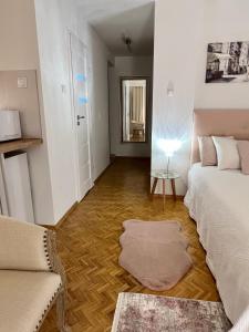 Łóżko lub łóżka w pokoju w obiekcie Louis & Elza Old Town Romantic apartments