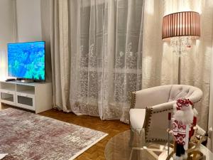 Telewizja i/lub zestaw kina domowego w obiekcie Louis & Elza Old Town Romantic apartments