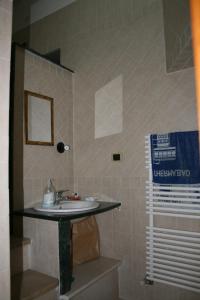 y baño con lavabo y espejo. en JLL Room, en Foggia