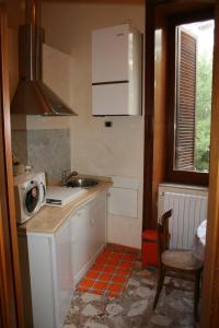 una pequeña cocina con fregadero y microondas en JLL Room, en Foggia