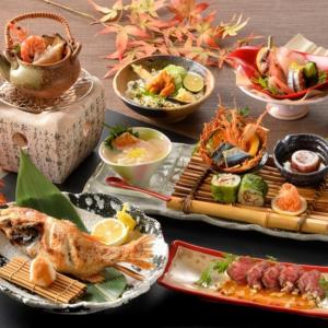 una mesa con varios platos de comida. en Kyukamura Echizen-Mikuni en Sakai