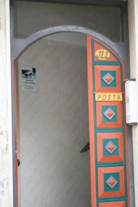 una puerta a una ducha en un edificio en JLL Room, en Foggia