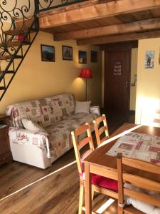 a living room with a couch and a table at Casa vacanze romantica in San Giacomo