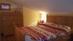 um quarto com uma cama e uma cómoda em Casa vacanze romantica em San Giacomo