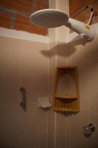 La salle de bains est pourvue d'une douche lumineuse. dans l'établissement Finca Hotel Betel, à San Carlos