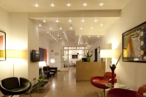 a lobby with chairs and a living room at Hotel Topas Frankfurt City in Frankfurt