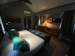 Una cama o camas en una habitación de Tiki Hôtel - Hôtel d'application du Lycée de Tahiti