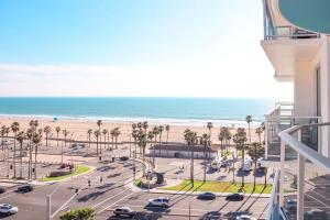 - une vue sur une rue avec une plage et l'océan dans l'établissement Paséa Hotel & Spa, à Huntington Beach