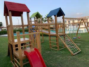 eine Gruppe von hölzernen Spielstrukturen, die auf dem Gras sitzen in der Unterkunft La Casa del Jota in Asia