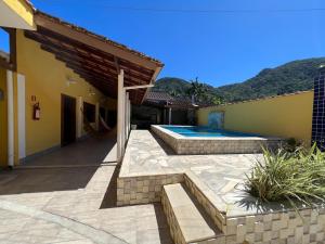 Casa con patio y piscina en Casa Temporada en Ubatuba