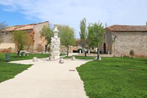 uma fonte no meio de um parque em los arcos y ancasela em Santa María del Campo