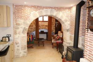 - une arche dans la cuisine équipée d'une cuisinière dans l'établissement los arcos y ancasela, à Santa María del Campo