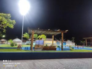 um pavilhão num parque à noite com uma luz de rua em Pousada Miosotis em Nova Viçosa