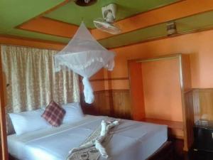 sypialnia z łóżkiem z gwiazdą na ścianie w obiekcie Pan guest house w mieście Ban Donsôm