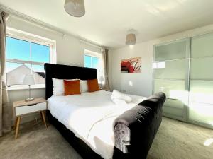 Ένα ή περισσότερα κρεβάτια σε δωμάτιο στο Lovely 4 doubled bedroomed townhouse in Bicester near to Bicester Village