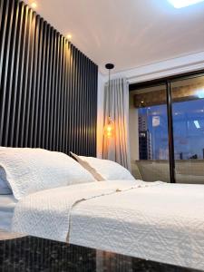 Ein Bett oder Betten in einem Zimmer der Unterkunft » MODERNO E ACONCHEGANTE FLAT COM VARANDA «