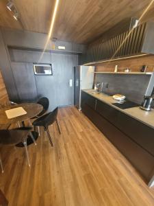 cocina con mesa, sillas y barra en Vision Executive Premium VI, en Brasilia