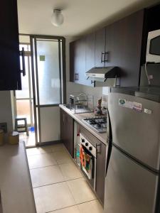 una cucina con frigorifero e piano cottura forno superiore di Departamento Zapahuira ad Arica
