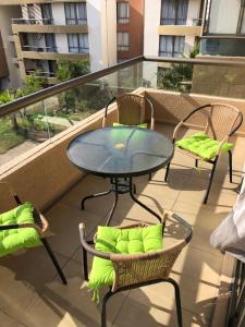 un patio con tavolo e sedie sul balcone. di Departamento Zapahuira ad Arica