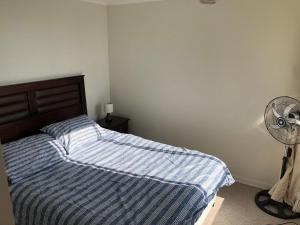 a bedroom with a bed and a fan at Departamento Zapahuira in Arica