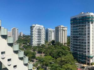 uma vista para o horizonte da cidade com edifícios altos em Apart hotel Barra First no Rio de Janeiro