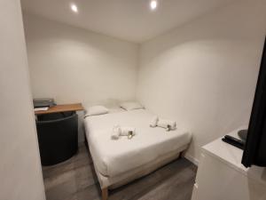 Een bed of bedden in een kamer bij Zola Villejuif