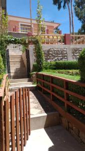 een houten hek en trap voor een gebouw bij Paqariy lodge in Ocosuyo