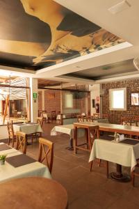 Um restaurante ou outro lugar para comer em Hotel El Huacachinero