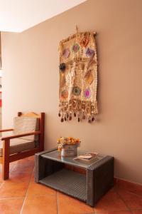 a living room with a table and a wall at Hotel El Huacachinero in Ica