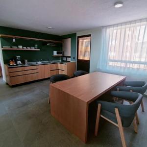Kuchyň nebo kuchyňský kout v ubytování Sunrock Hotel & Suites