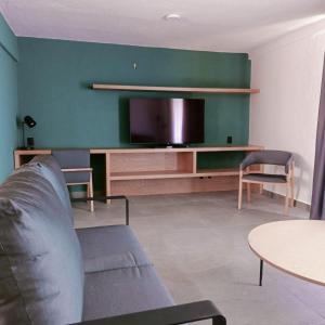 TV a/nebo společenská místnost v ubytování Sunrock Hotel & Suites