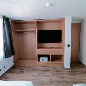 TV a/nebo společenská místnost v ubytování Sunrock Hotel & Suites