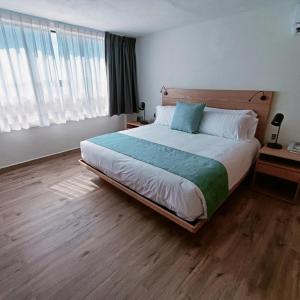Postel nebo postele na pokoji v ubytování Sunrock Hotel & Suites + 37 fotografií