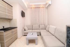 una sala de estar con un sofá y una mesa en Vila Bendo, en Divjakë